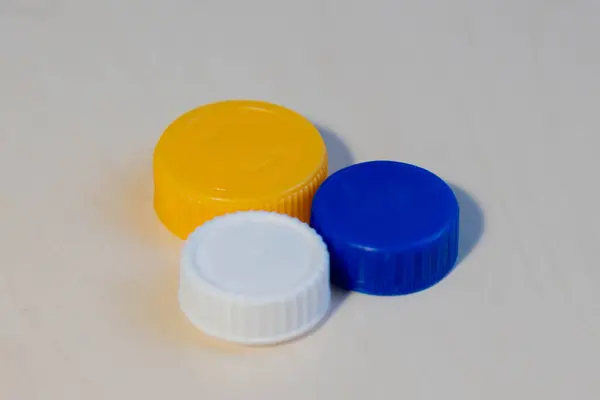 Plastik şişe kapağı arka plan. Kapak malzemesi geri dönüşümlüdür. Plastik şişelerin kapaklarını geri dönüşümden önce çıkartın. Geri dönüşüm toplama ve plastik şişe kapaklarını işleme. Yüksek kalite fotoğraf