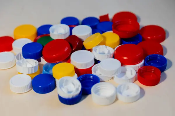 Plastik şişe kapağı arka plan. Kapak malzemesi geri dönüşümlüdür. Plastik şişelerin kapaklarını geri dönüşümden önce çıkartın. Geri dönüşüm toplama ve plastik şişe kapaklarını işleme. Yüksek kalite fotoğraf