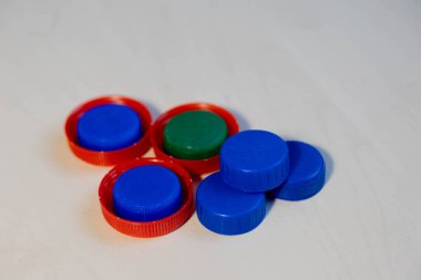 Plastik şişe kapağı arka plan. Kapak malzemesi geri dönüşümlüdür. Plastik şişelerin kapaklarını geri dönüşümden önce çıkartın. Geri dönüşüm toplama ve plastik şişe kapaklarını işleme. Yüksek kalite fotoğraf