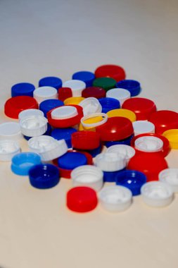Plastik şişe kapağı arka plan. Kapak malzemesi geri dönüşümlüdür. Plastik şişelerin kapaklarını geri dönüşümden önce çıkartın. Geri dönüşüm toplama ve plastik şişe kapaklarını işleme. Yüksek kalite fotoğraf