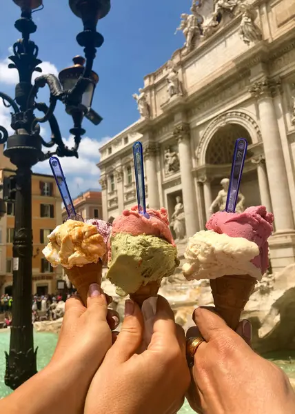 İtalya, Roma 'daki Trevi Fountain' in önünde İtalyan dondurması dondurması. Trevi Fountain veya Fontana di Trevi. - Evet. Yüksek kalite fotoğraf