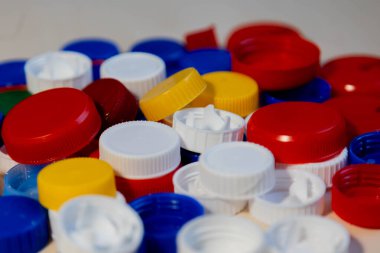 Plastik şişe kapağı arka plan. Kapak malzemesi geri dönüşümlüdür. Plastik şişelerin kapaklarını geri dönüşümden önce çıkartın. Geri dönüşüm toplama ve plastik şişe kapaklarını işleme. Yüksek kalite fotoğraf