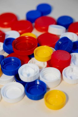 Plastik şişe kapağı arka plan. Kapak malzemesi geri dönüşümlüdür. Plastik şişelerin kapaklarını geri dönüşümden önce çıkartın. Geri dönüşüm toplama ve plastik şişe kapaklarını işleme. Yüksek kalite fotoğraf