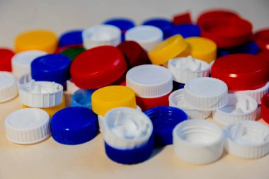 Plastik şişe kapağı arka plan. Kapak malzemesi geri dönüşümlüdür. Plastik şişelerin kapaklarını geri dönüşümden önce çıkartın. Geri dönüşüm toplama ve plastik şişe kapaklarını işleme. Yüksek kalite fotoğraf