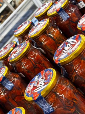 Kaynamış kırmızı tuzlu kerevit, cam kavanozlarda güzelce paketlenmiş. Kapaklarda Volga tuzlu kerevit yazıyor. Yüksek kalite fotoğraf