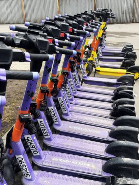 MOSCOW, Rusya, 05.03.2025. Şehrin caddesindeki elektrikli scooter kiralama istasyonu. Özel bir akıllı telefon uygulaması ile kiralanmış. Yüksek kalite fotoğraf