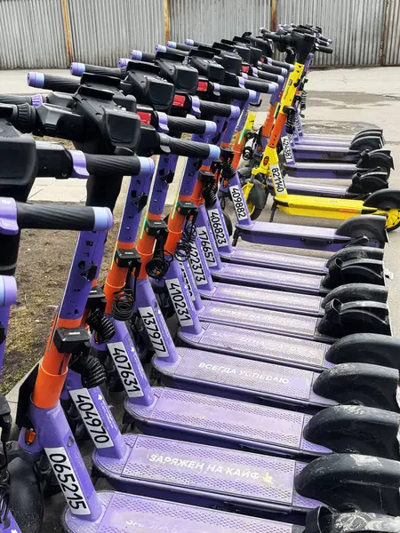 MOSCOW, Rusya, 05.03.2025. Şehrin caddesindeki elektrikli scooter kiralama istasyonu. Özel bir akıllı telefon uygulaması ile kiralanmış. Yüksek kalite fotoğraf