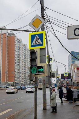 Moskova, Rusya - 3 Mart 2025 Yartsevskaya 'dan Kuntsevo Plaza Mall' a doğru yaya geçidi. Yüksek kalite fotoğraf