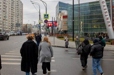 Moskova, Rusya - 3 Mart 2025 Yartsevskaya 'dan Kuntsevo Plaza Mall' a doğru yaya geçidi. Yüksek kalite fotoğraf