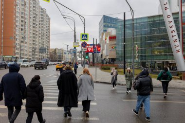 Moskova, Rusya - 3 Mart 2025 Yartsevskaya 'dan Kuntsevo Plaza Mall' a doğru yaya geçidi. Yüksek kalite fotoğraf