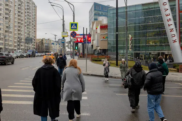 Moskova, Rusya - 3 Mart 2025 Yartsevskaya 'dan Kuntsevo Plaza Mall' a doğru yaya geçidi. Yüksek kalite fotoğraf
