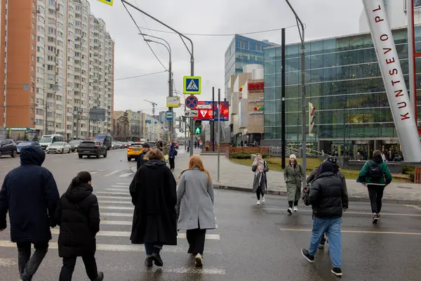 Moskova, Rusya - 3 Mart 2025 Yartsevskaya 'dan Kuntsevo Plaza Mall' a doğru yaya geçidi. Yüksek kalite fotoğraf