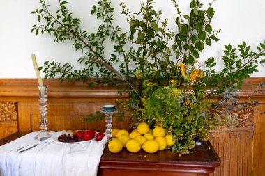 Ağaç dallarıyla süslenmiş bir sandık dolusu çekmece, üzerinde domatesli, zeytinli ve limonlu bir tabak yiyecek yatıyor. Yüksek kalite fotoğraf