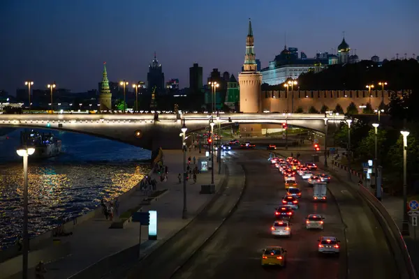 Moskova, Rusya - 21 Ağustos 2024. Gece Moskova, şehir manzarası ve sokak trafiği manzarası. Yüksek kalite fotoğraf