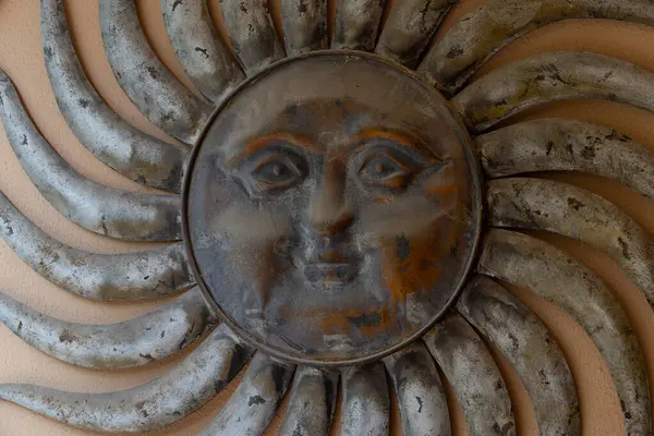 Bahçe için metal duvar dekoru, Güneş. Yüksek kalite fotoğraf