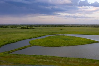 Yerel manzara ve deniz fenerinin tepesinden göl manzarası. Balıkçı köyü, Ryazan, Rusya, 6 Haziran 2024. Yüksek kalite fotoğraf