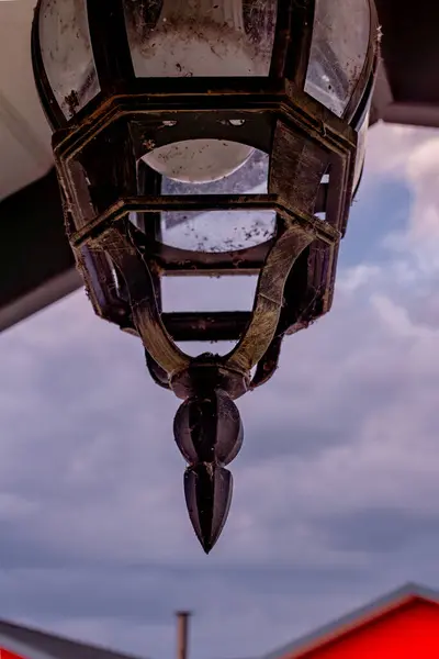 Evin girişinde kırsal bir avize var. Balıkçı Köyü, Ryazan, Rusya, 6 Haziran 2024. Yüksek kalite fotoğraf