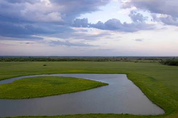 Yerel manzara ve deniz fenerinin tepesinden göl manzarası. Balıkçı köyü, Ryazan, Rusya, 6 Haziran 2024. Yüksek kalite fotoğraf