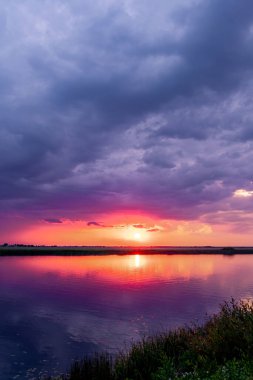 Staraya Tish Gölü 'nde inanılmaz ve etkileyici bir gün batımı. Balıkçı köyü, Ryazan, Rusya, 6 Haziran 2024. Yüksek kalite fotoğraf