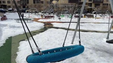 Geniş bir topluluğun oyun parkında çocuklar ağ sallıyor. Yüksek kaliteli FullHD görüntüler