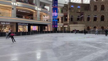 Moskova, Rusya, 10 Nisan 2025. Vegas Kuntsevo alışveriş merkezinde buz pateni pistinde. Şehir buz pateni pistine harika bir alternatif. Yüksek kaliteli FullHD görüntüler