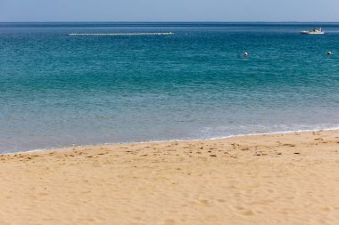 Fujairah plaj manzarasında nefes kesici bir gün batımı, uae. Yüksek kalite fotoğraf