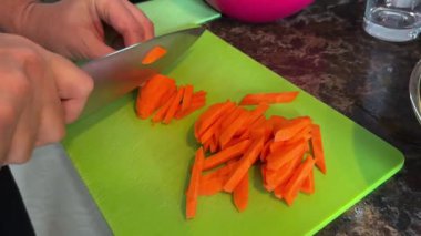 Erkek elleri mutfakta havuç kesiyor. Yüksek kaliteli FullHD görüntüler