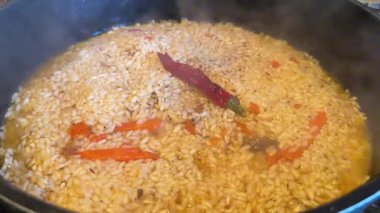 Özbek Pilaf Aşçılık Sürecinde, Orta Asya Mutfağı. Yüksek kaliteli FullHD görüntüler