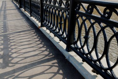 Moskova, Rusya, 04.2025. Kadashevskaya seti üzerindeki köprü çitlerinin süsü. Yüksek kalite fotoğraf