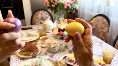 Eller Paskalya için yumurta savaşı yapar. Paskalya yumurtaları gelenek haline geliyor. Yüksek kaliteli FullHD görüntüler