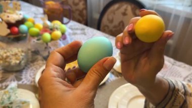 Eller Paskalya için yumurta savaşı yapar. Paskalya yumurtaları gelenek haline geliyor. Yüksek kaliteli FullHD görüntüler