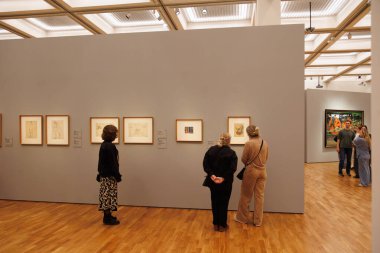 Moskova, Rusya, Nisan 2025. Tretyakov Galerisi. Sanat, sergi ve sanat galerisindeki kadınlar fotoğrafa bakıyor. Yüksek kalite fotoğraf