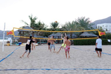 Genç arkadaşlar plajda voleybol oynuyorlar. Yüksek kalite fotoğraf