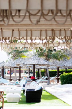 Fujairah, BAE - 22 Kasım 2024 Sahildeki Lounge alanı, Sahildeki restoran. Yüksek kalite fotoğraf
