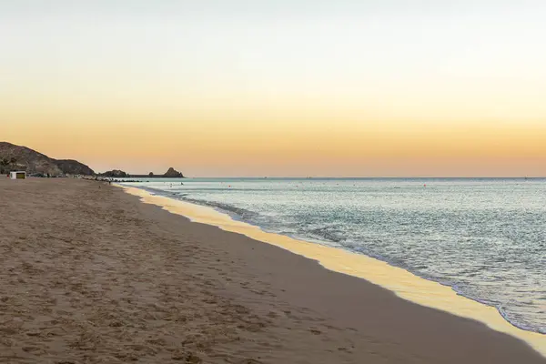 Fujairah plaj manzarasında nefes kesici bir gün batımı, uae. Yüksek kalite fotoğraf
