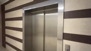 Asansör kapıları açık. Metal kapılar sorunsuzca açılıp kapanıyor. Yüksek kaliteli FullHD görüntüler