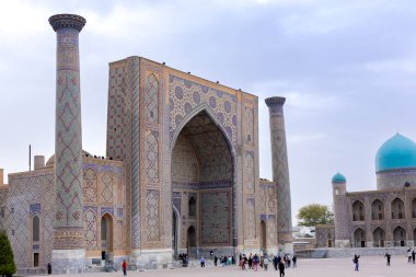 Semerkant, Özbekistan - 3 Kasım 2023: Özbekistan, Semerkant 'taki Registan Meydanı' nı ziyaret eden insanlar. Yüksek kalite fotoğraf