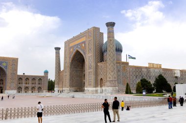 Semerkant, Özbekistan - 3 Kasım 2023: Özbekistan, Semerkant 'taki Registan Meydanı' nı ziyaret eden insanlar. Yüksek kalite fotoğraf