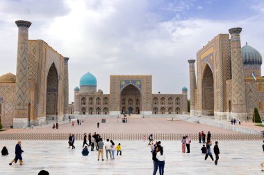 Semerkant, Özbekistan - 3 Kasım 2023: Özbekistan, Semerkant 'taki Registan Meydanı' nı ziyaret eden insanlar. Yüksek kalite fotoğraf