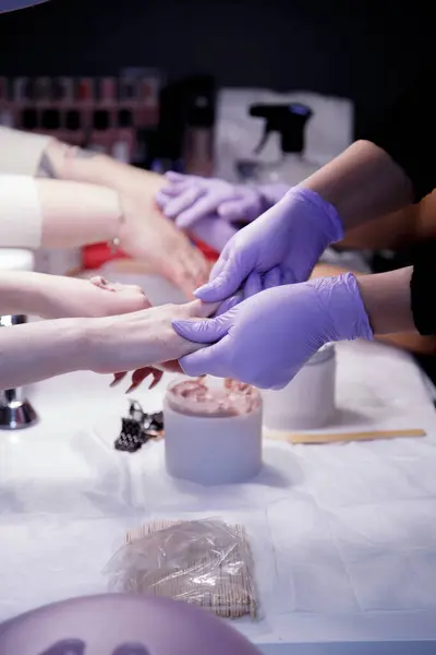 Spa konsepti. Kadın elinin ovalanması konusunda uzman. Yüksek kalite fotoğraf