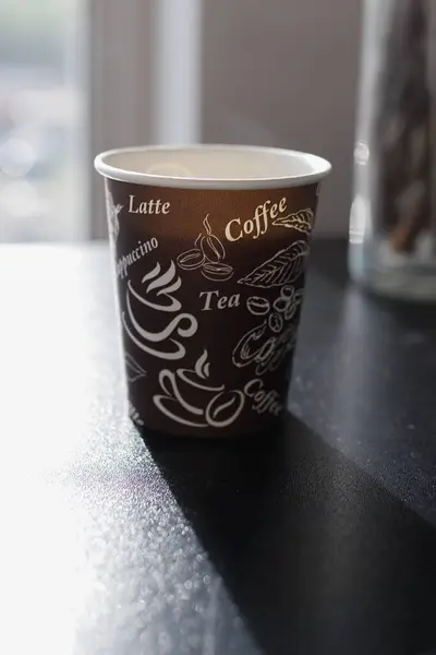 Dışarıdaki ahşap bir masada kahve fincanı. Yüksek kalite fotoğraf