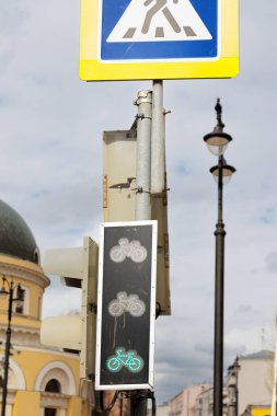 Trafik ışıkları, bisikletçiler ve yaya geçidi düğmeleri için, Moskova. Yüksek kalite fotoğraf