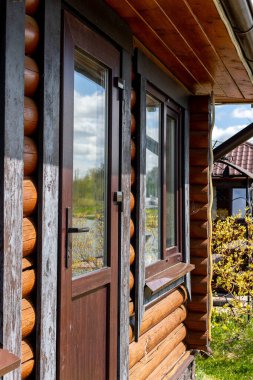 Penceresi ve kapısı olan bir evin köşesine yakın çekim. Yüksek kalite fotoğraf