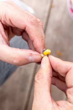 Kancaya kurtçukların yemini takan genç beyaz bir adamın eli. Yüksek kalite fotoğraf