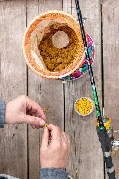 Kancaya kurtçukların yemini takan genç beyaz bir adamın eli. Yüksek kalite fotoğraf