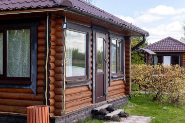Balıkçıların göl kenarındaki evi. Kırsal mimari tarzında bir ev cephesi. Yüksek kalite fotoğraf
