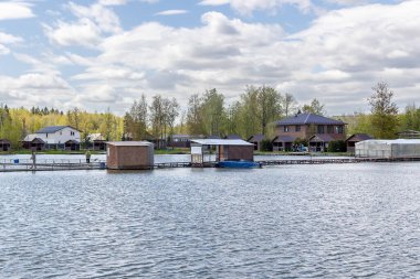 Gölün su seviyesi karşı kıyıda. Gölün karşı kıyısındaki ağaçlar ve doğa. Gölün diğer tarafındaki evler. Yüksek kalite fotoğraf