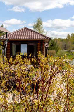 Balıkçıların göl kenarındaki evi. Kırsal mimari tarzında bir ev cephesi. Yüksek kalite fotoğraf