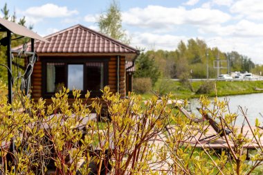 Balıkçıların göl kenarındaki evi. Kırsal mimari tarzında bir ev cephesi. Yüksek kalite fotoğraf