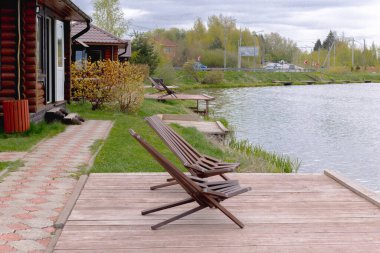Göl kıyısındaki ahşap iskelede plaj sandalyeleri. Yüksek kalite fotoğraf